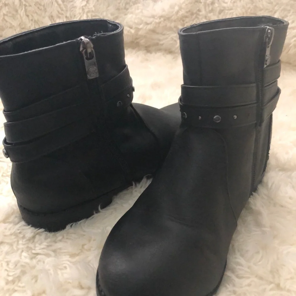 𝅺michael Kors buckle bootie